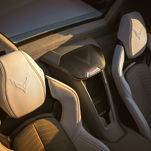 chevrolet コルベット 2026 CORVETTE 内装 - レッドステッチとロゴ