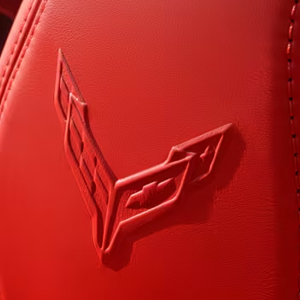 chevrolet コルベット 2026 CORVETTE 内装 - ロゴ