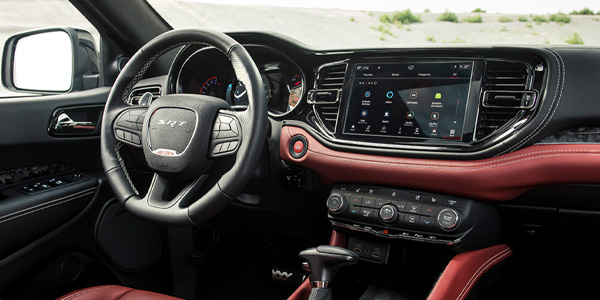 dodge デュランゴ 2026 DURANGO 内装 - 運転席をリアシートから撮影