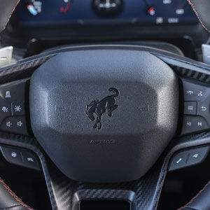 ford ブロンコ 2025 BRONCO 内装 - ステアリングにロゴ