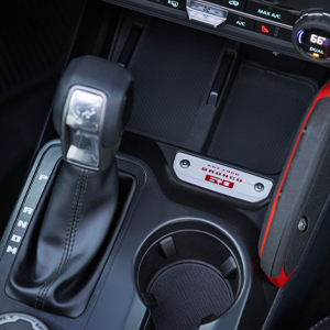 ford ブロンコ 2026 BRONCO 内装 - ステアリングにロゴ