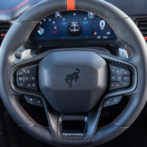 ford ブロンコ ラプター 2026 BRONCO RAPTOR 内装 - ステアリングにロゴ