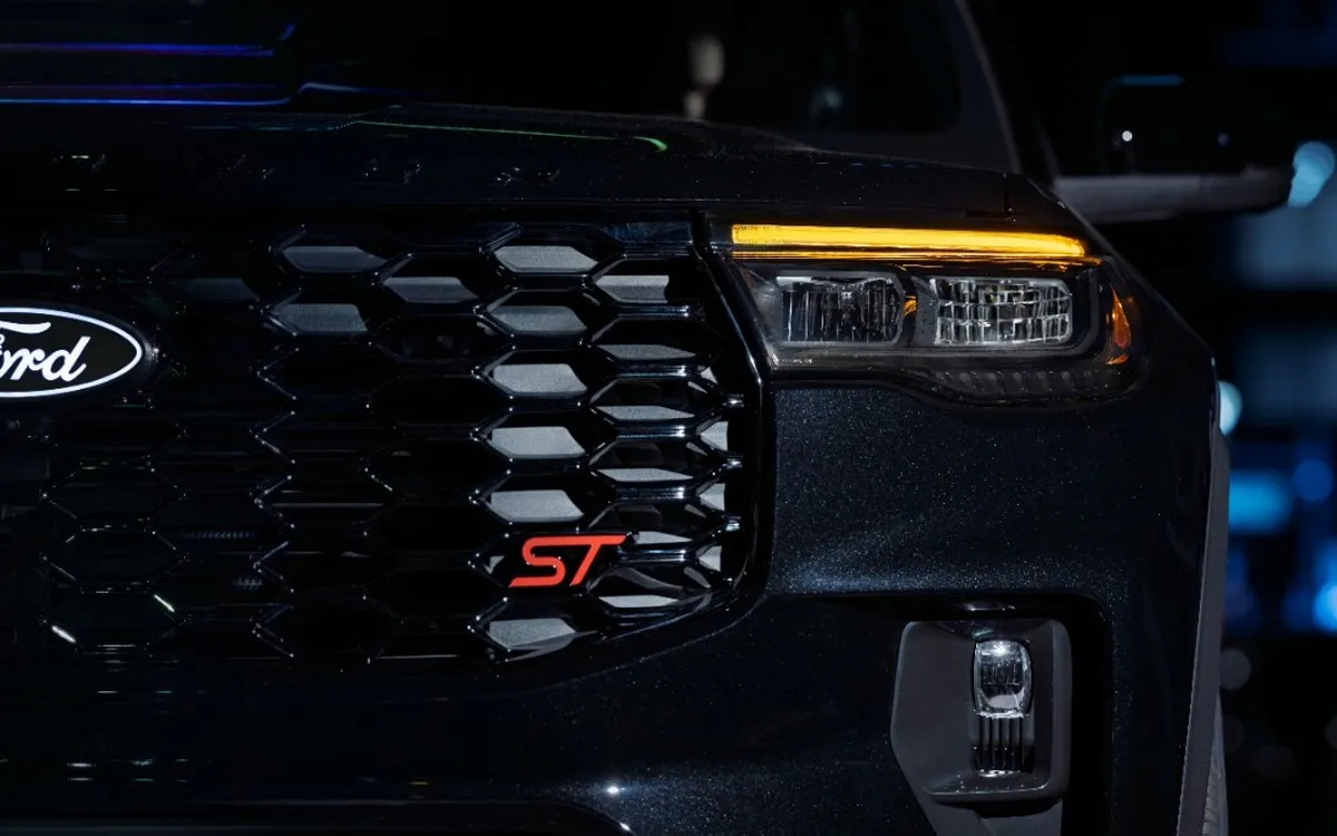 Explorer ST Sinister Package black grille