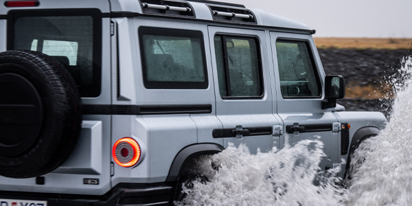 ineos グレナディア 2026 GRENADIER 外装 - 複数台のブロンコ