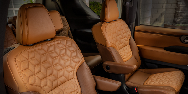 nissan_us アルマーダ 2026 ARMADA 内装 - 運転席 モニターを操作する男性