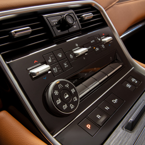 nissan_us アルマーダ 2026 ARMADA 内装 - リアシート 男性が開けようとしている