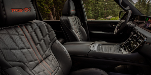 nissan_us アルマーダ 2026 ARMADA 内装 - ウォールナットウッドトリム