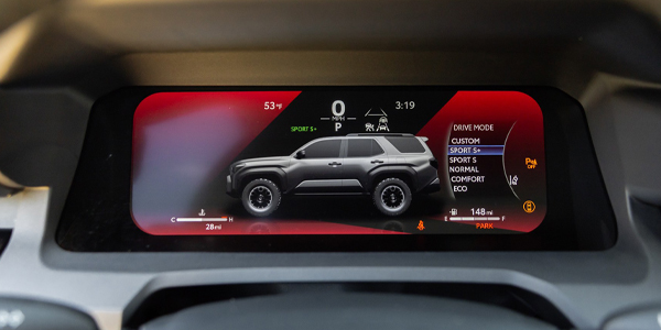 toyota_us 4ランナー 2025 4RUNNER 内装 - 運転席 モニターを操作する男性
