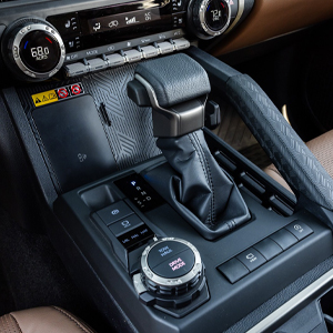 toyota_us 4ランナー 2025 4RUNNER 内装 - リアシート 男性が開けようとしている